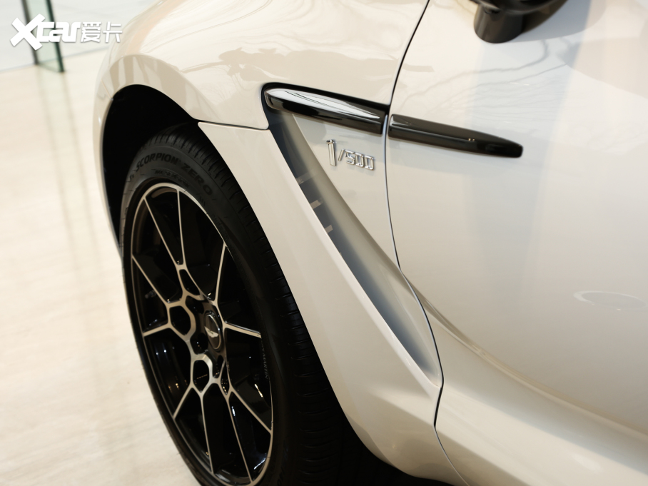 2020�˹�D���R��DBX 4.0T V8 1913�װl������