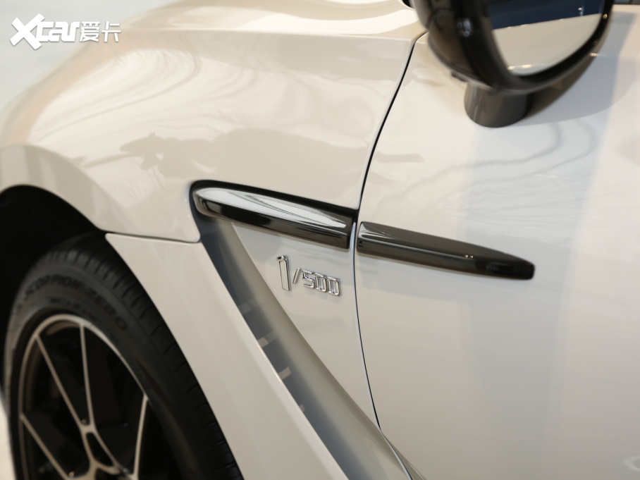 2020�˹�D���R��DBX 4.0T V8 1913�װl������