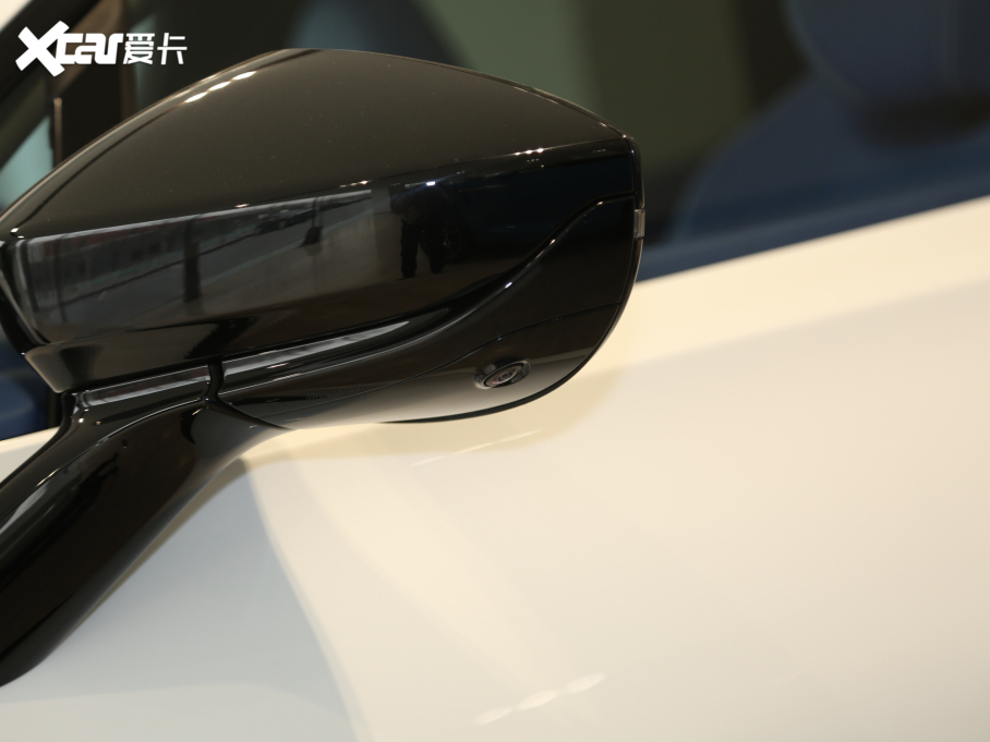 2020�˹�D���R��DBX 4.0T V8 1913�װl������