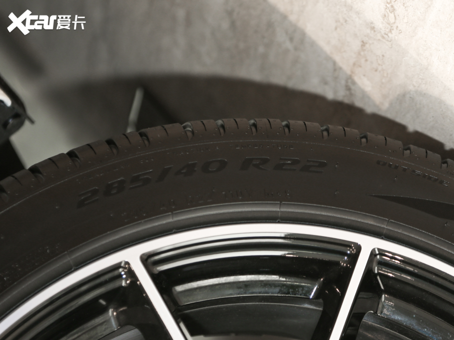 2020�˹�D���R��DBX 4.0T V8 1913�װl������