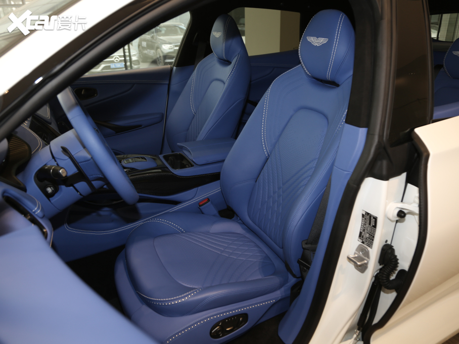 2020�˹�D���R��DBX 4.0T V8 1913�װl(f��)������