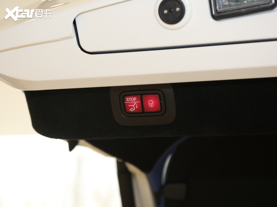 2020�˹�D���R��DBX 4.0T V8 1913�װl������