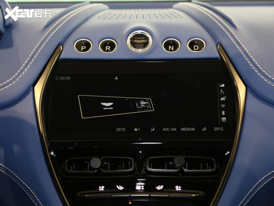 2020�˹�D���R��DBX 4.0T V8 1913�װl������