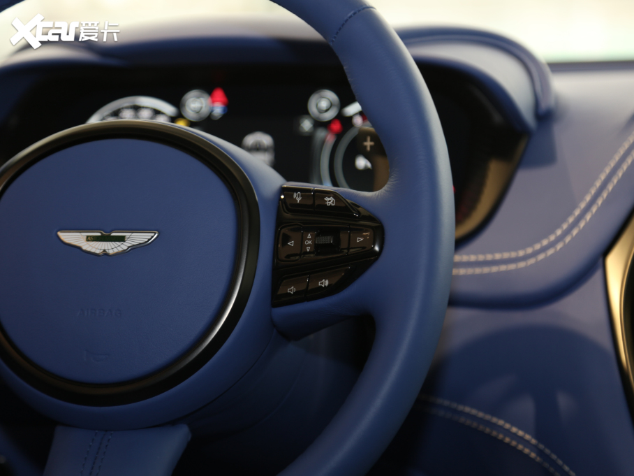 2020�˹�D���R��DBX 4.0T V8 1913�װl������