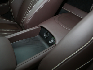 2020款4.0T V8 Coupe 空间座椅