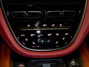 2021��4.0T V8 �o�֮�� �п؅^