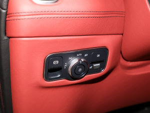 2022��4.0T V8 �п؅^