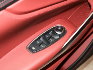 2022��4.0T V8 �п؅^