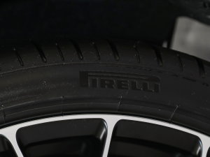 2023款4.0T V8 F1 Edition Coupe 轮胎品牌