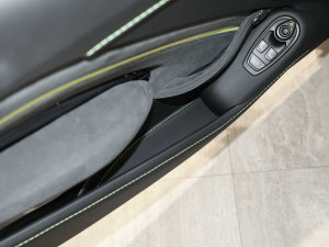 2023款4.0T V8 F1 Edition Coupe 前门储物空间