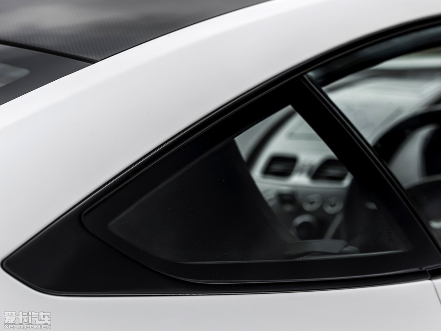 2015Vanquish Carbon White