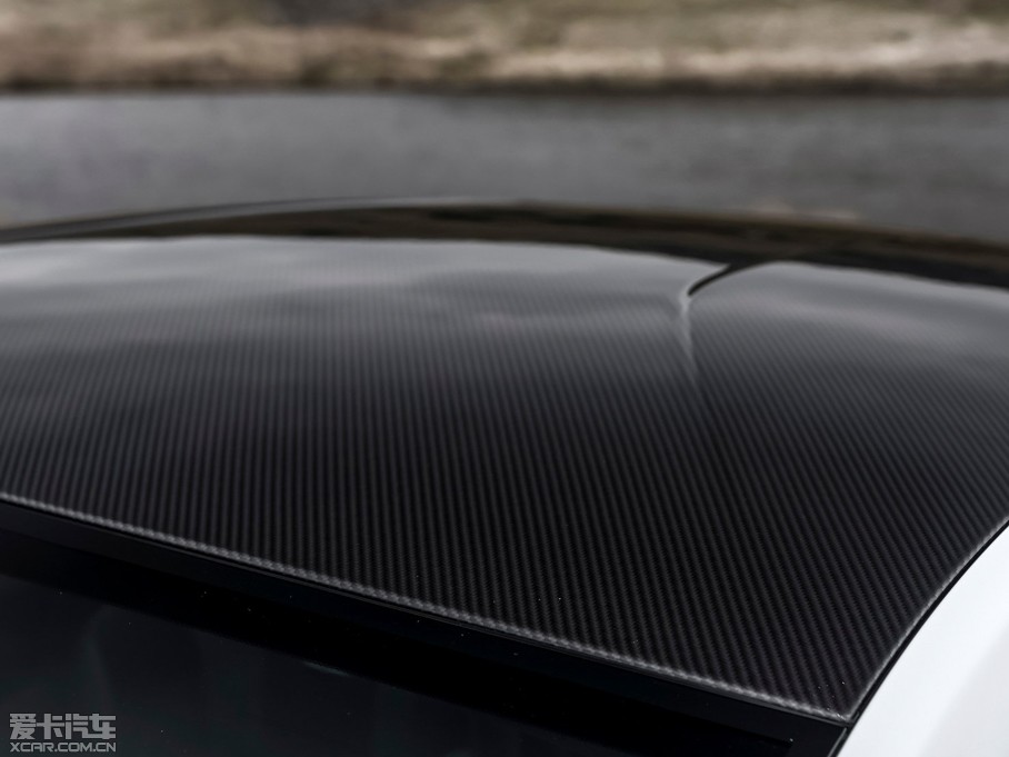 2015Vanquish Carbon White