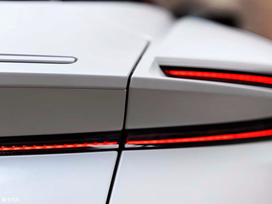 2017˹DRDB11 4.0T V8