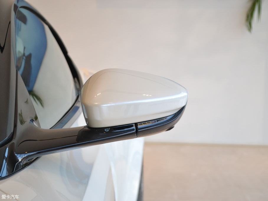 2017˹DRDB11 4.0T V8