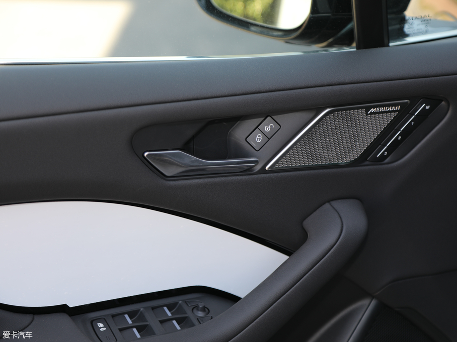 2018ݱI-PACE EV400 SE