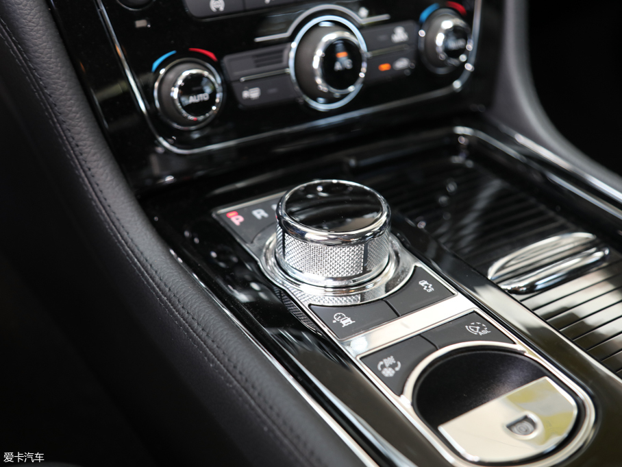 2019ݱXJ L 3.0 SC (q)̄(w)