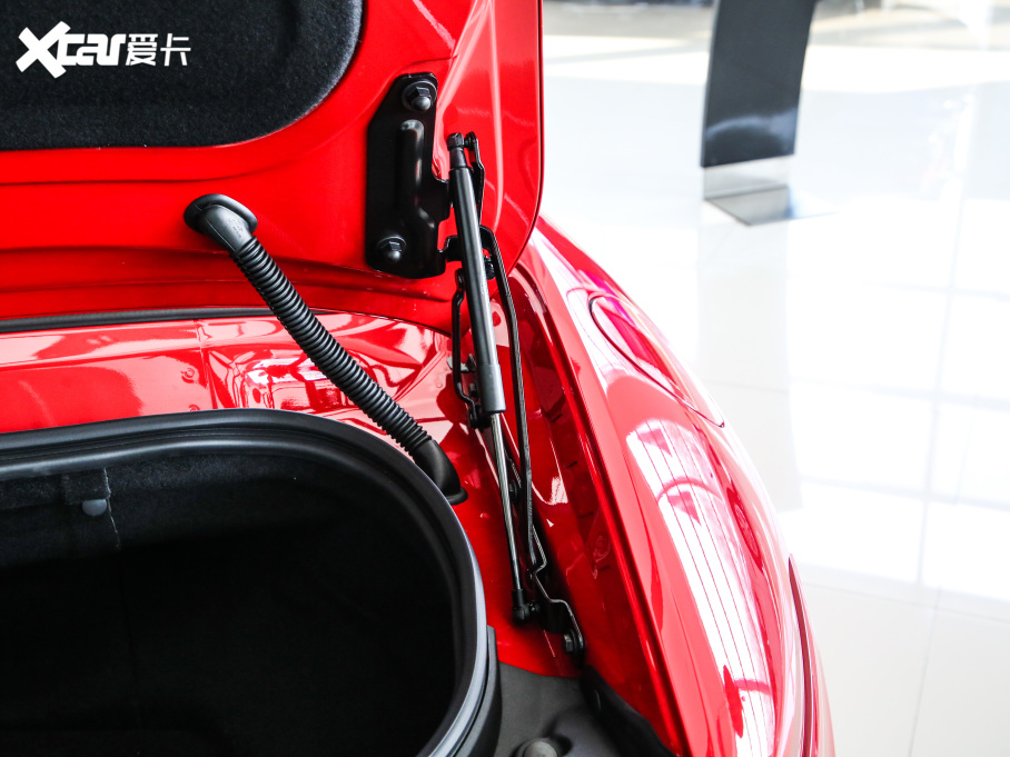 2021ݱF-TYPE P300 򌳨