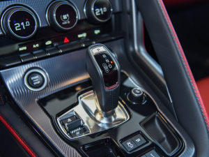 2022P300 Ӳ픰 R-DYNAMIC BLACK QU