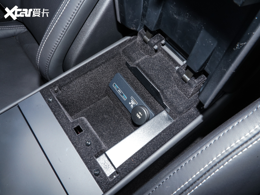 2023ݱF-TYPE P300 R-Dynamic Black 