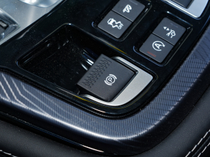 2023款P300 R-Dynamic Black 敞篷版 驻车制动器