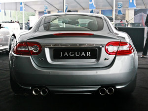 2009款R 5.0L V8 机械增压敞篷版 正后	