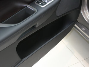 2011款3.0L 豪华版 前门储物空间