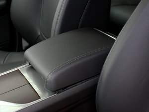2011款3.0L 豪华版 中央扶手箱