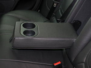 2011款3.0L 豪华版 后排中央扶手