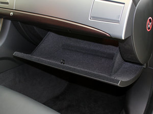 2011款3.0L 豪华版 手套箱