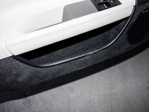 2012款R 5.0L V8机械增压硬顶版 前门储物空间