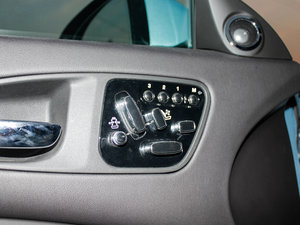 2012款R 5.0L V8机械增压硬顶版 主驾驶座椅调节