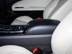 2012款R 5.0L V8机械增压硬顶版 中央扶手箱