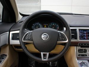 2013款3.0T 风华版 方向盘