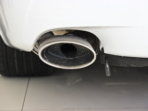 2013款L 5.0T V8 SC巅峰创世版 4座 排气管