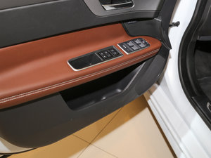 2016款2.0T 两驱R-Sport运动版 前门储物空间