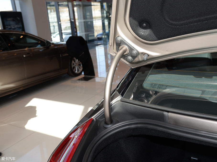 2016ݱXJ L 3.0 SC (q)̄(w)