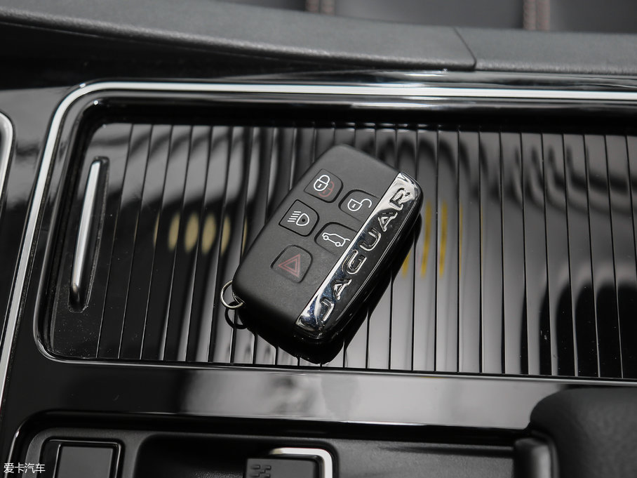 2018ݱF-PACE 2.0T 򌶼