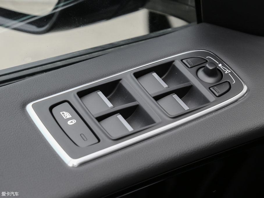 2018ݱF-PACE 2.0T 򌶼