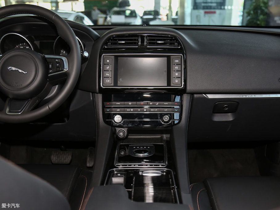 2018ݱF-PACE 2.0T 򌶼
