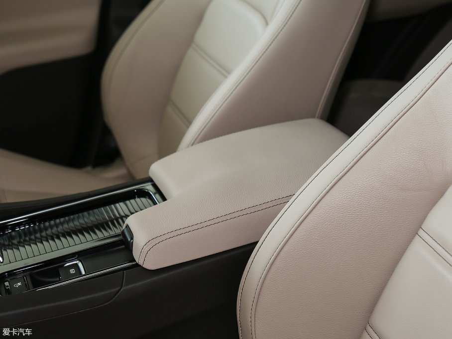 2018ݱF-PACE 2.0T 򌶼