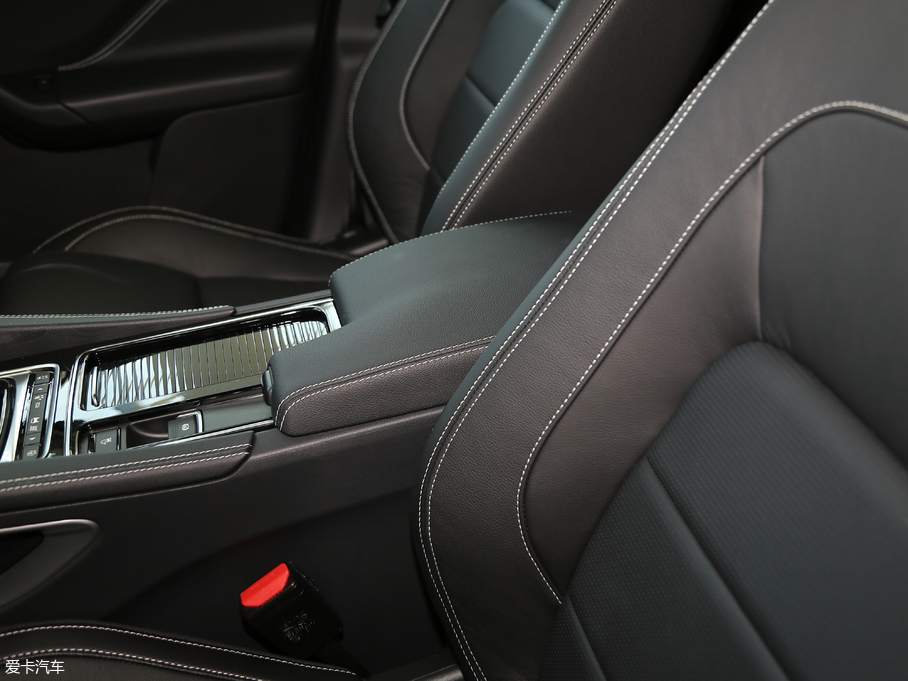 2018ݱF-PACE Ŀ 2.0T (q)R-Sport\Ӱ