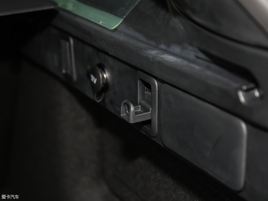 2019} 380PS R-Dynamic SE