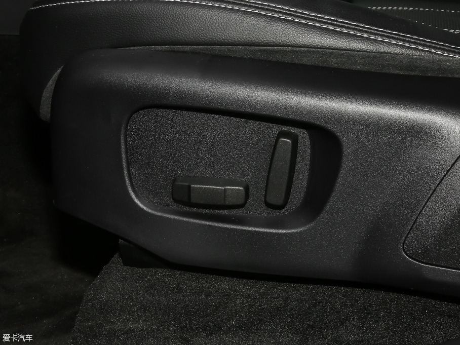 2019} 300PS R-Dynamic S