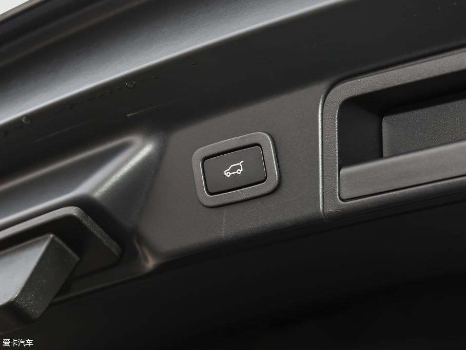 2019} 300PS R-Dynamic S