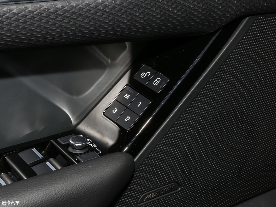 2019} 300PS R-Dynamic S