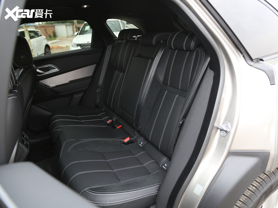 2020} 250PS R-Dynamic S