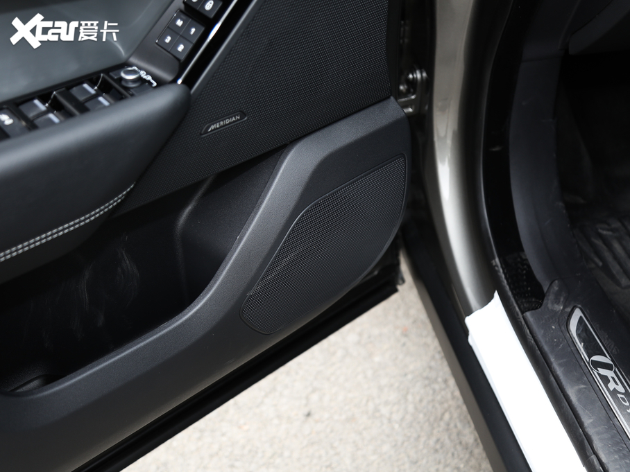 2020} 250PS R-Dynamic S