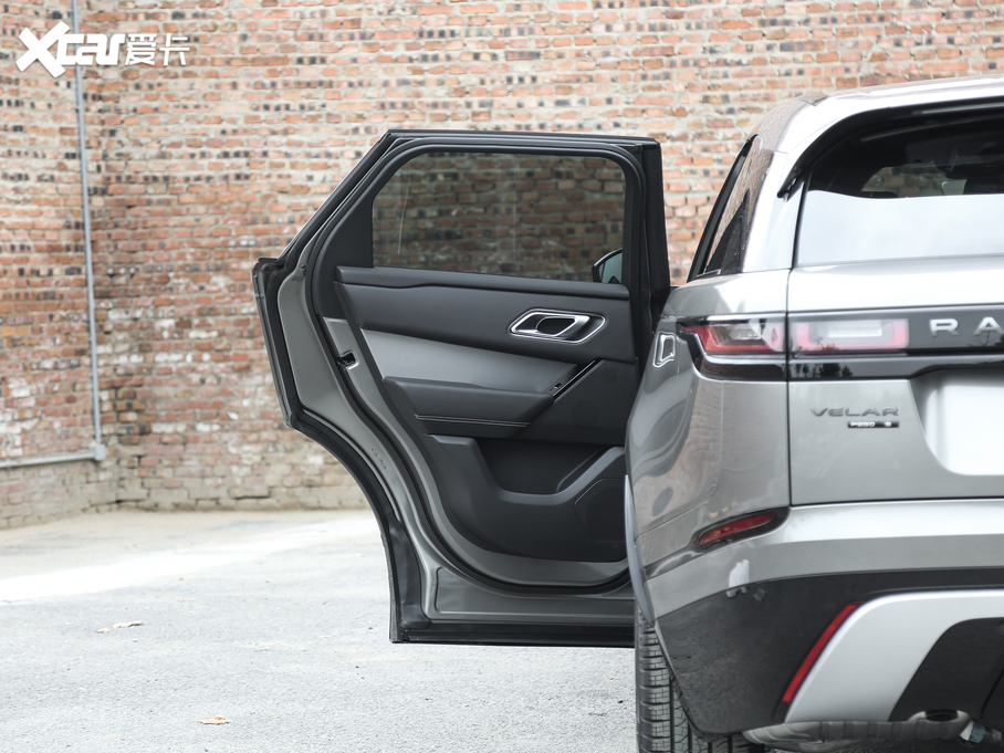 2020} 250PS R-Dynamic S