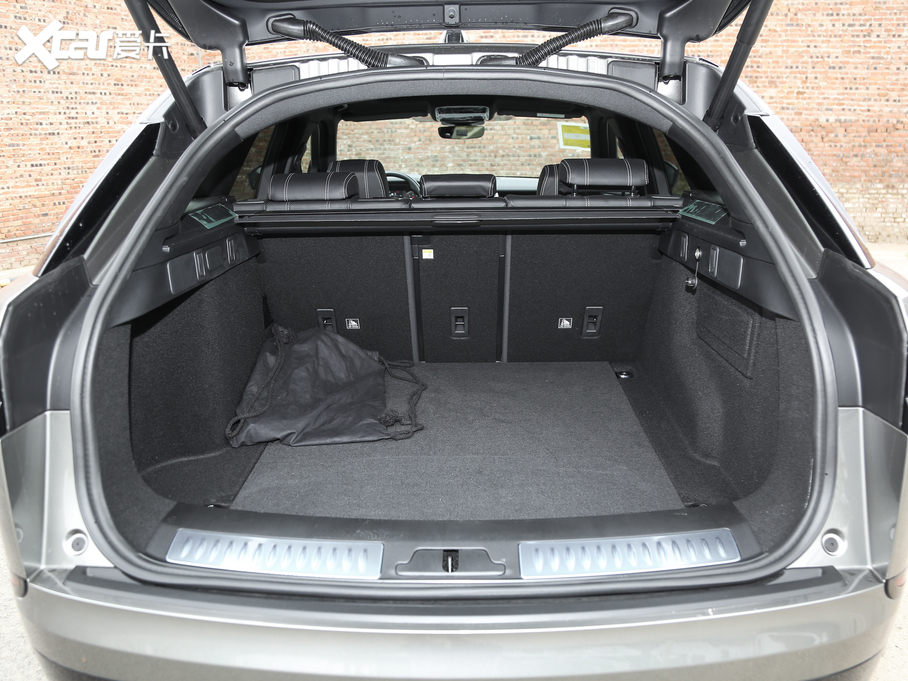 2020} 250PS R-Dynamic S