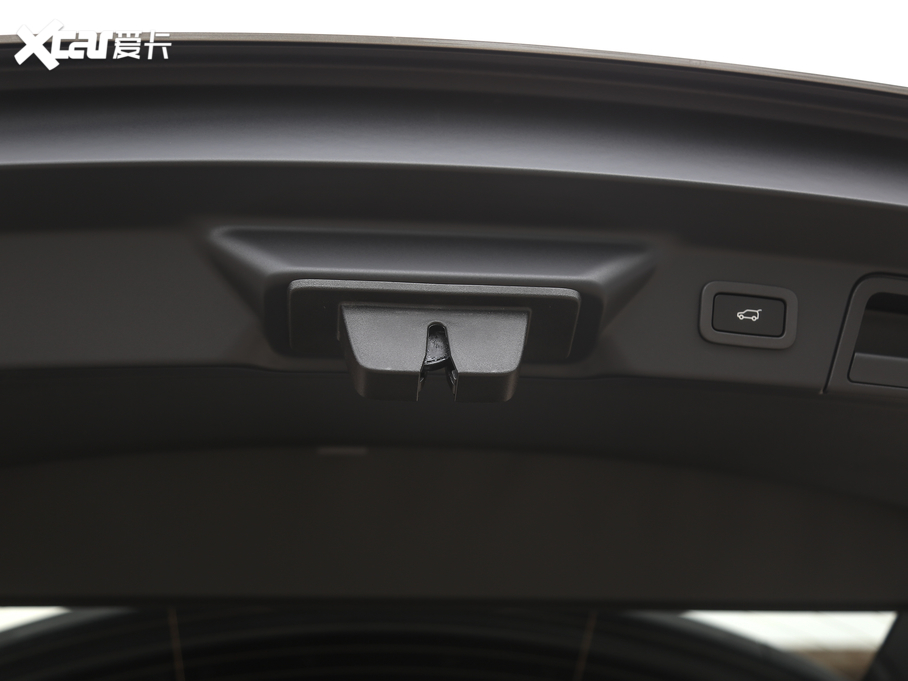 2020} 250PS R-Dynamic S